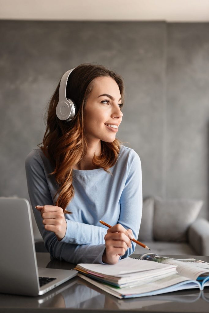 portrait of a pretty young woman in headphones PAUMKWS